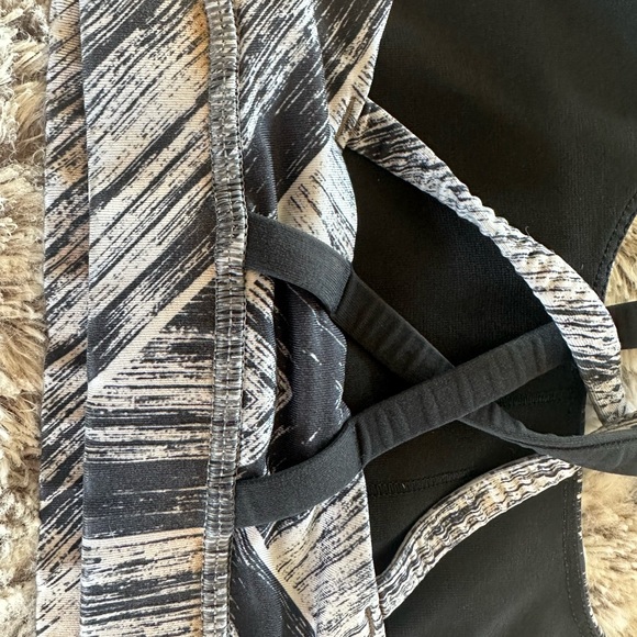 Lululemon Energy sports bra size 4 - Picture 3 of 3
